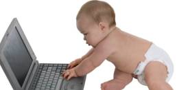 neonato al computer