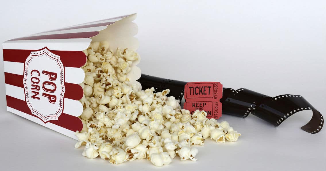 pop corn e pellicola film: concept per diretta faceboo, live streaming, video esocial media