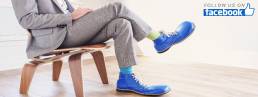 un uomo con grandi scarpe da clown: concept per diretta facebook-live-streaming-video-social-media_copertina