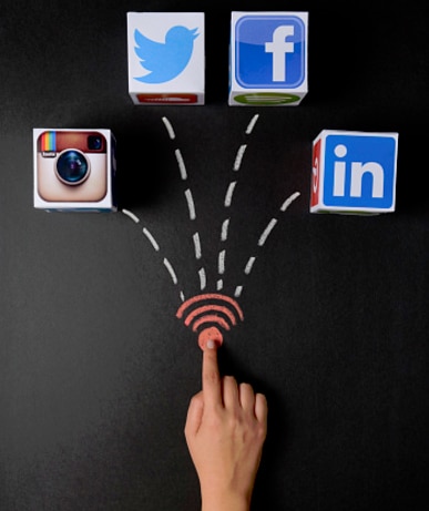 nell'immagine una mano e le icone dei principali social network: Instagra, Facebook, Twitter e Linkedin. Concept social network scegliere piattaforma sociale