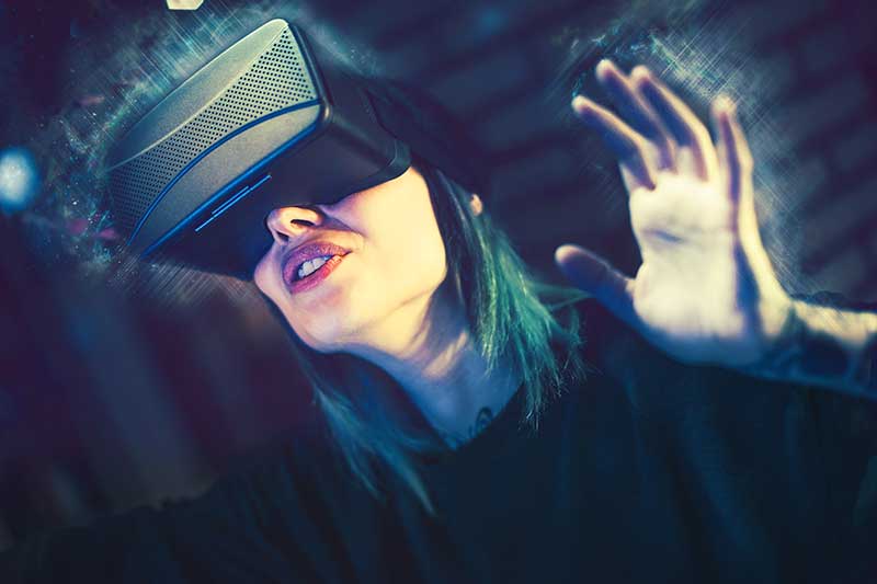 una ragazza con un visore 360: concept produzione video 360