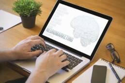 lo schermo di un laptop con la dicitura Neuromarketing: concept per Perché fare neuromarketing - creativi digitali agenzia digital
