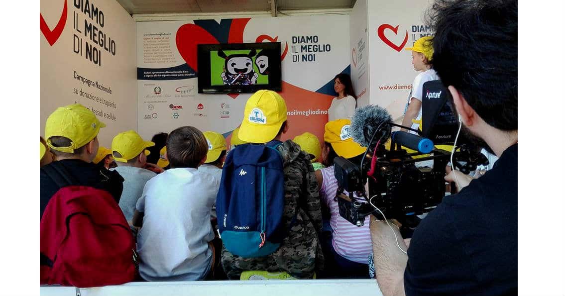 unconventional actions: bambini all'interno del gazebo del Centro Nazionale Trapianti guardano il cartone animato di Salvo e Gaia