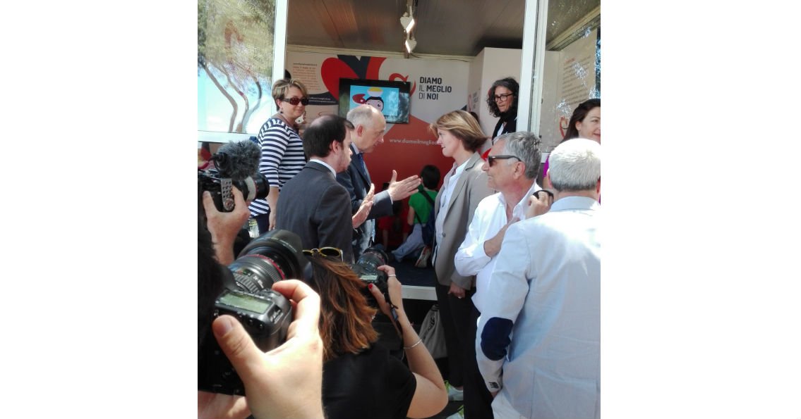 Unconventional-Actions-La Ministra della Salute Beatrice Lorenzin in visita al gazebo del Centro Nazionale Trapianti posizionato in Piazza di Siena a Villa Borghese, Roma