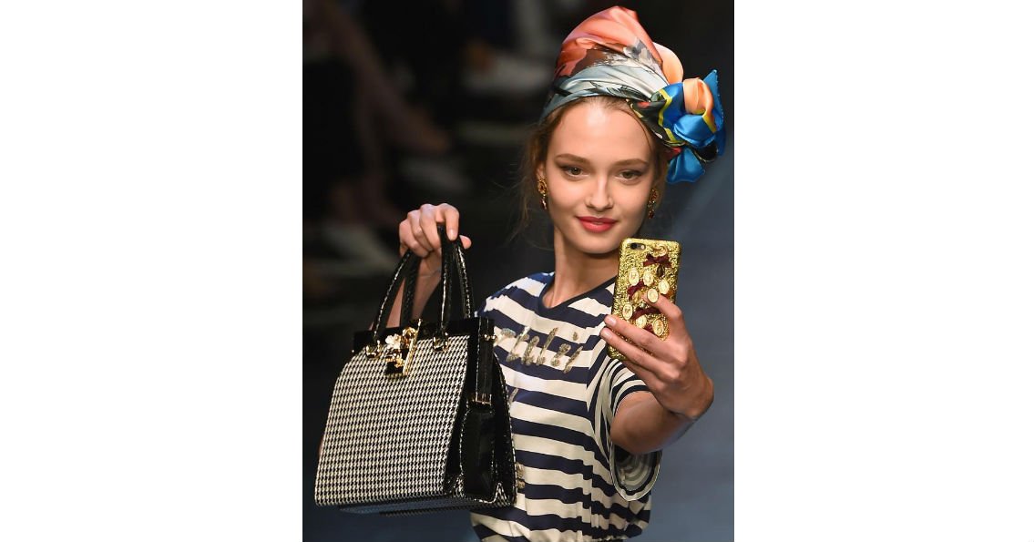 Instagram: modella si scatta un selfie durante una sfilata di moda