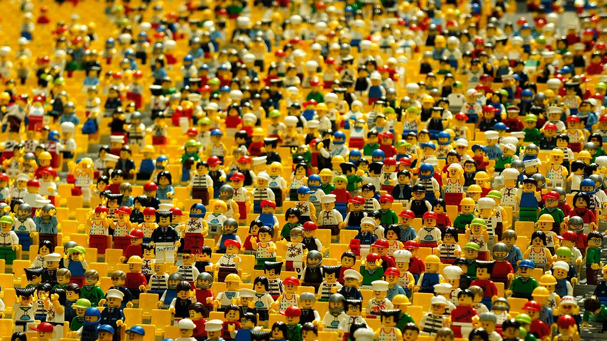 Crowdfunding e Social Network - immagine di folla composta da omini Lego