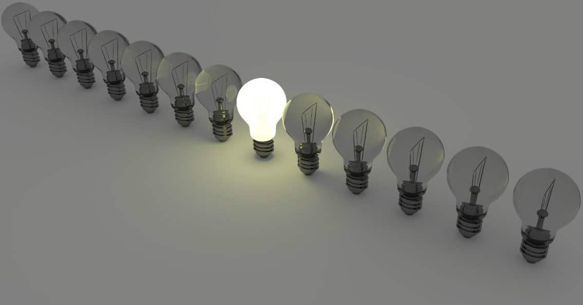 Crowdfunding e Social Network - immagine di serie di lampadine spente, con al centro una lampadina accesa