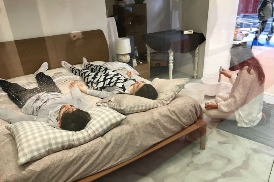 Live Social: Giada e Jonathan durante una sessione di campane di cristallo all'interno della DaunenStep Cozy Room