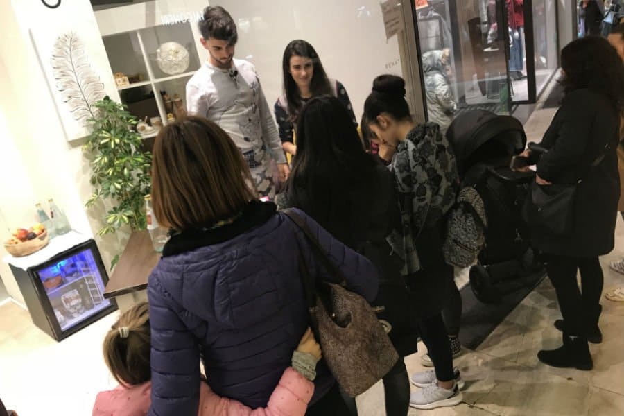 Live Social: passanti osservano la DaunenStep Cozy Room