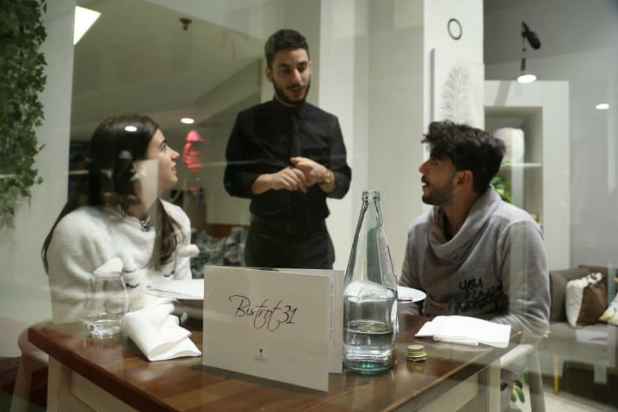Live Social: Giada e Jonathan cenano all'interno della vetrina di DaunenStep Cozy Room serviti da Luca di Bistrot31