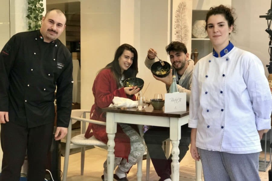 Live Social: Giada e Jonny cenano nella vetrina della Cozy Room. All'esterno personale di Bistrot31
