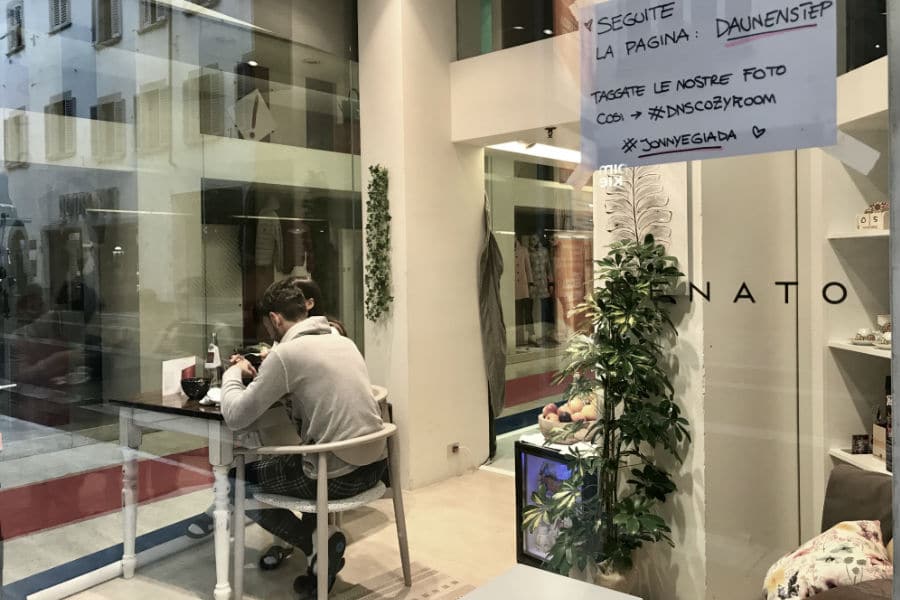 Live Social: Giada e Jonathan cenano all'interno della vetrina di DaunenStep Cozy Room