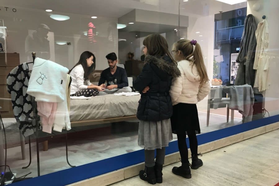 Live Social: passanti osservano la DaunenStep Cozy Room