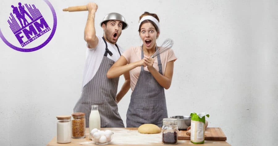 2 persone vestite da chef per il Frozen Flashmob "il lavoro nero non ha un buon sapore" di Shakejob, powered by Openjobmetis
