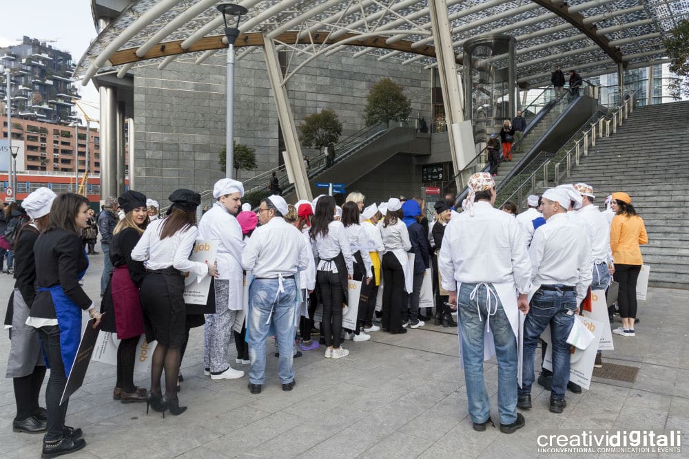 Per creare video aziendali emozionanti, è importante saper catturare momenti salienti dell'evento. Qui i performers del Frozen Flash Mob "il lavoro nero non ha un buon sapore" ripresi poco prima di fare il loro ingresso in Piazza Gae Aulenti a Milano.