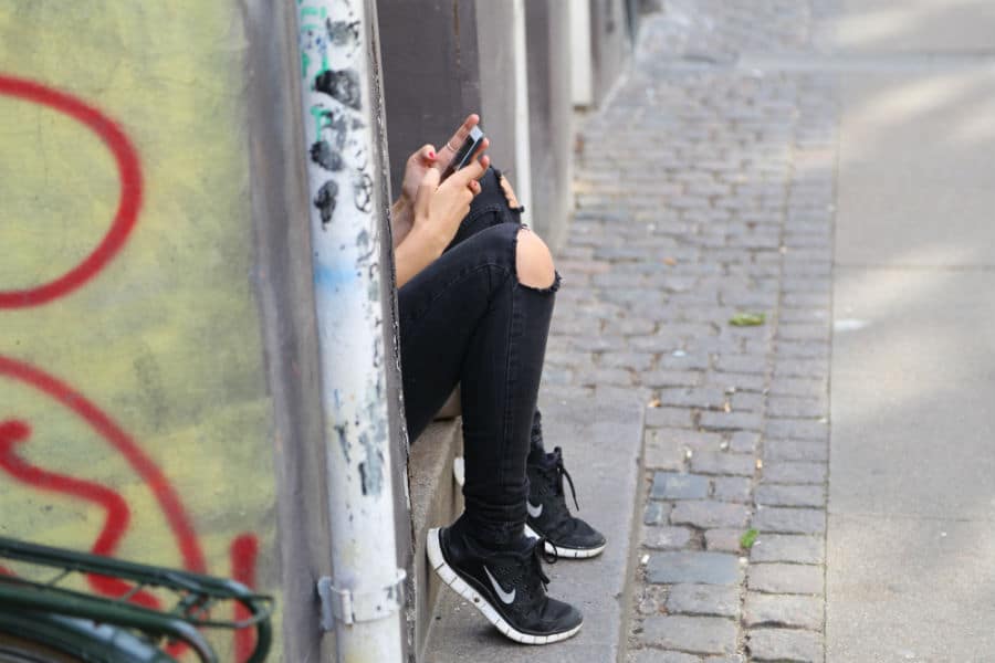 Giovani e Social Network: una ragazza scrive al cellulare