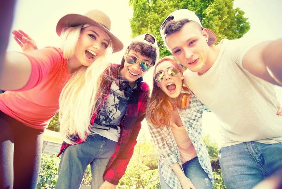 Giovani e Social Network: gruppo di adolescenti si scatta un selfie