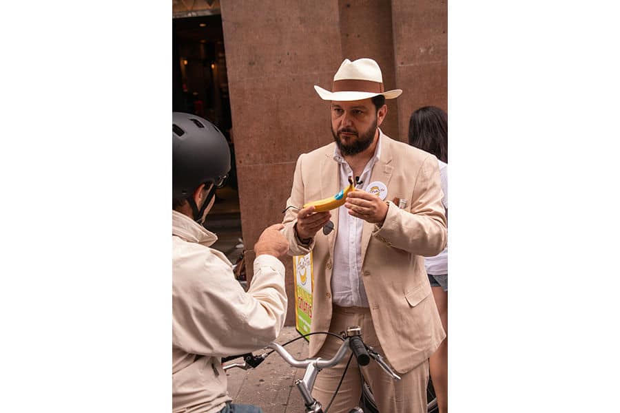 commercio equo solidale Fairtrade: nell'immagine momenti dell'evento sFRUTTATORI organizzato in Piazza San Babila per sensibilizzare all'acquisto etico
