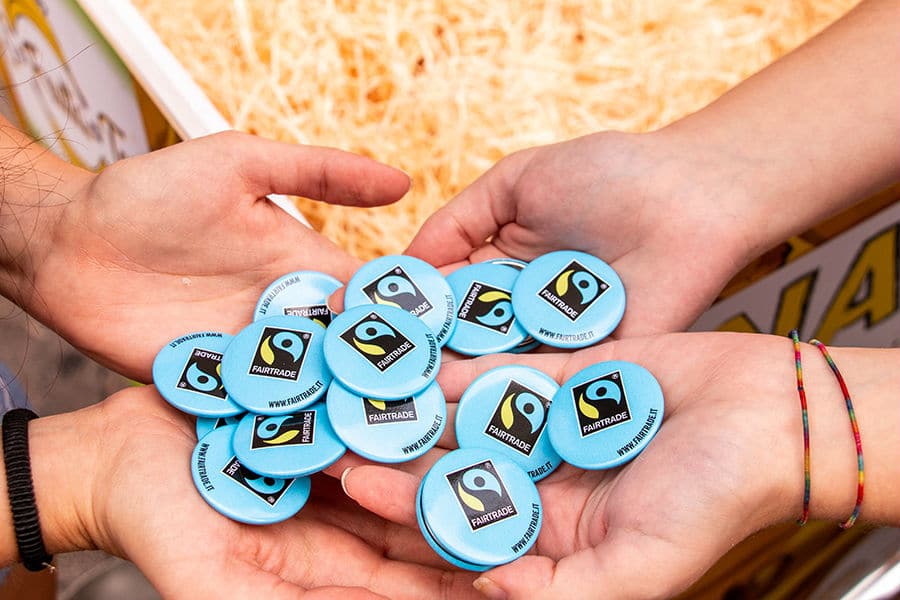 commercio equo solidale Fairtrade: nell'immagine momenti dell'evento sFRUTTATORI organizzato in Piazza San Babila per sensibilizzare all'acquisto etico