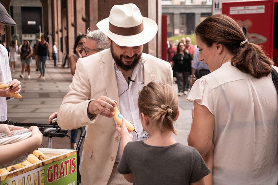 commercio equo solidale Fairtrade: nell'immagine momenti dell'evento sFRUTTATORI organizzato in Piazza San Babila per sensibilizzare all'acquisto etico