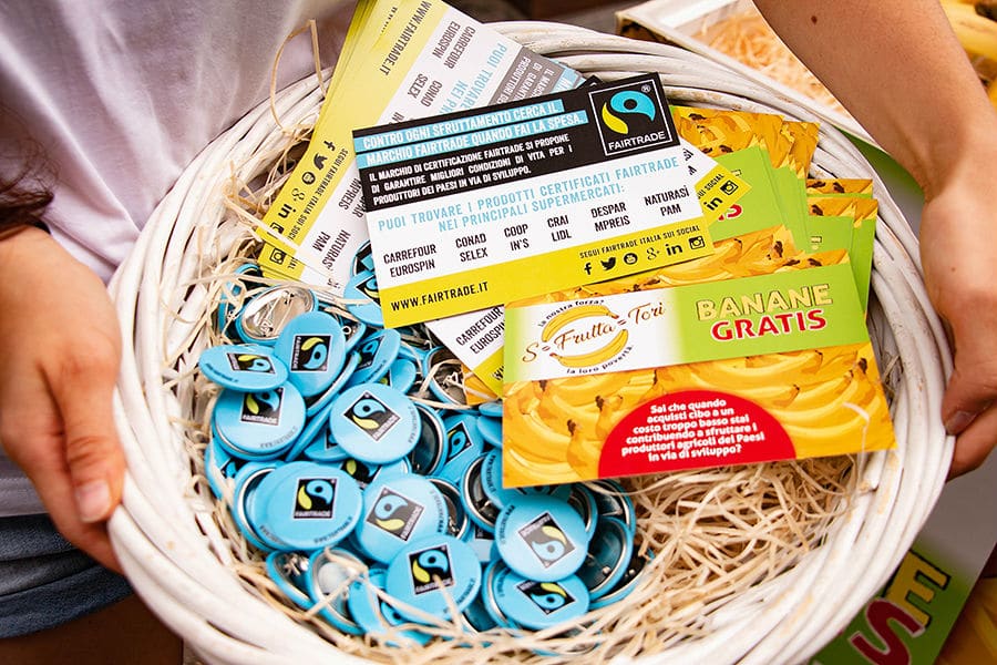 commercio equo solidale Fairtrade: nell'immagine momenti dell'evento sFRUTTATORI organizzato in Piazza San Babila per sensibilizzare all'acquisto etico