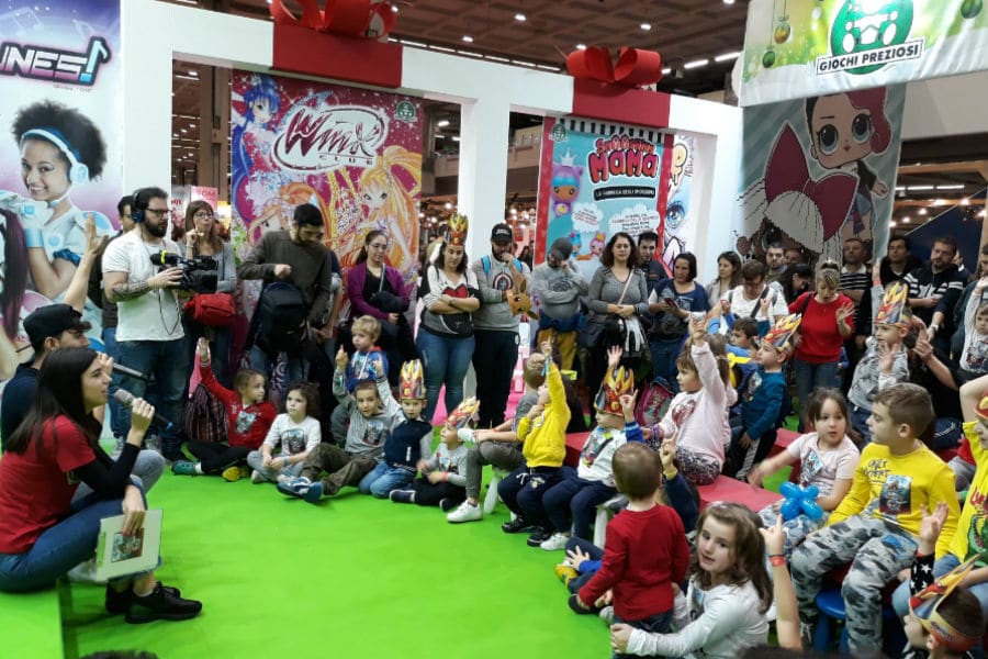 Jonny e Giada del Gormiti Show in alcuni momenti di gioco con i bambini, prima degli appuntamenti YouTube Live presso lo stand di Giochi Preziosi a G! come Giocare