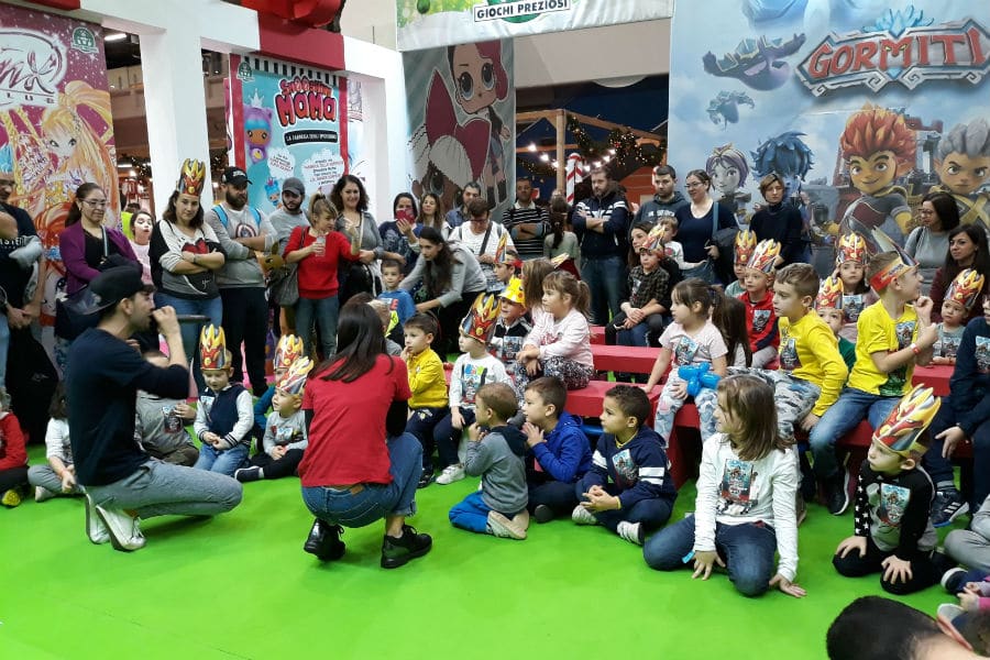 Jonny e Giada del Gormiti Show in alcuni momenti di gioco con i bambini, prima degli appuntamenti YouTube Live presso lo stand di Giochi Preziosi a G! come Giocare