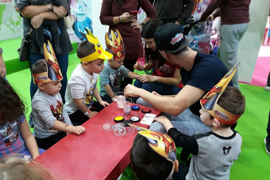 Jonny e Giada del Gormiti Show in alcuni momenti di gioco con i bambini, prima degli appuntamenti YouTube Live presso lo stand di Giochi Preziosi a G! come Giocare