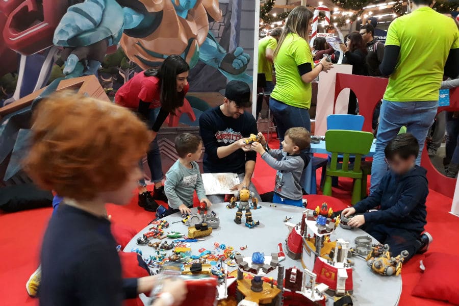 Jonny e Giada del Gormiti Show in alcuni momenti di gioco con i bambini, prima degli appuntamenti YouTube Live presso lo stand di Giochi Preziosi a G! come Giocare