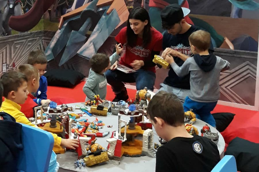 Jonny e Giada del Gormiti Show in alcuni momenti di gioco con i bambini, prima degli appuntamenti YouTube Live presso lo stand di Giochi Preziosi a G! come Giocare