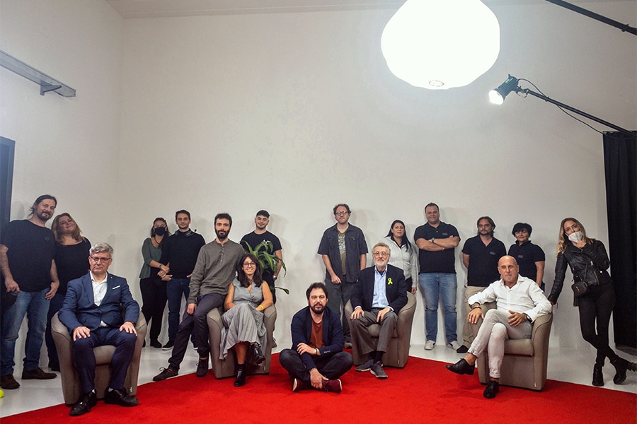 Tutto lo staff sul set per la diretta streaming live di In viaggio con la mente, set allestito presso Creativi Digitali