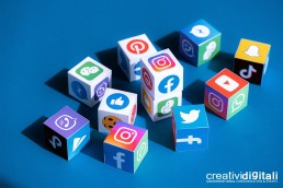 Dadi con i loghi dei Social network più utilizzati in Italia secondo il Digital Report 2021