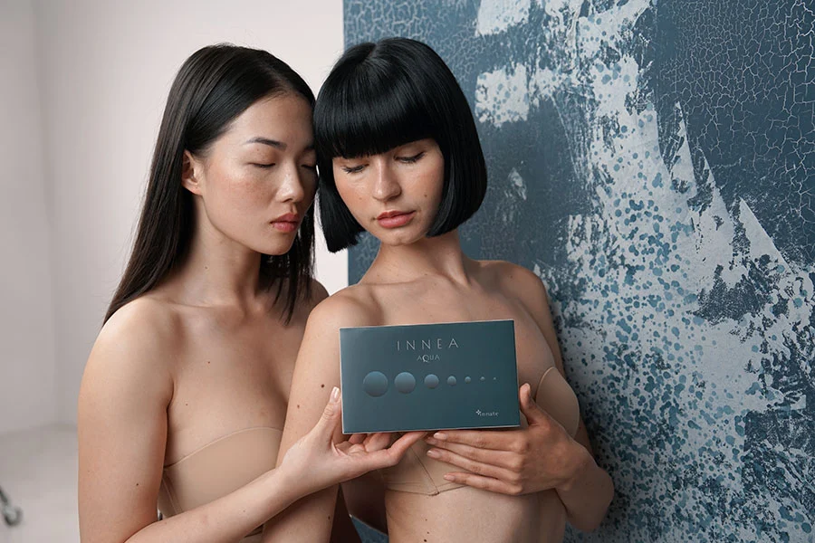 Due modelle presentano una confezione INNEA Aqua durante uno shooting beauty