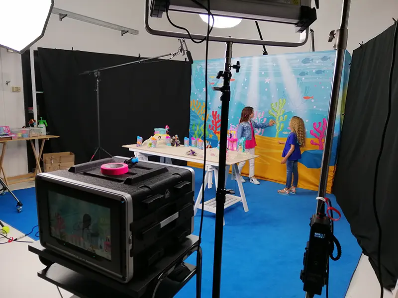 Sala posa allestita con camere, luci e scenografia per una diretta streaming