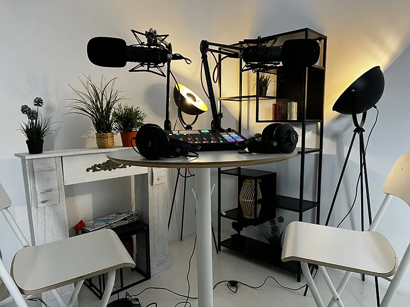 Postazione compatta con mixer audio microfoni e illuminazione per streaming