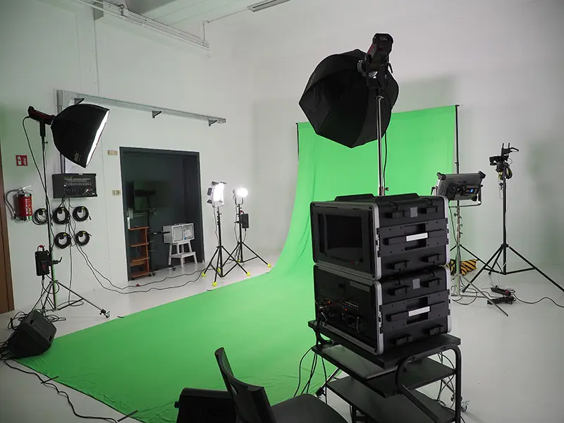 Sala posa con green screen pronta per una produzione in diretta
