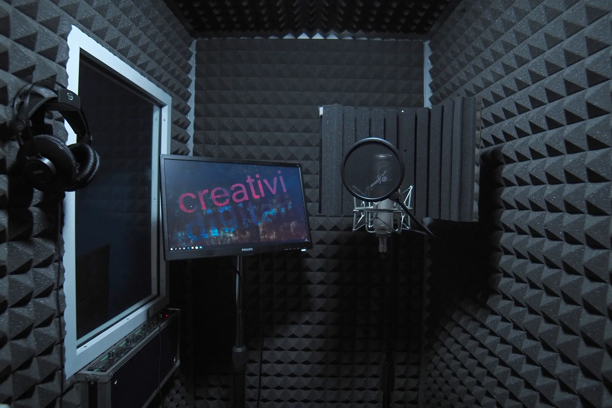 Cabina di registrazione negli studi di Creativi Digitali