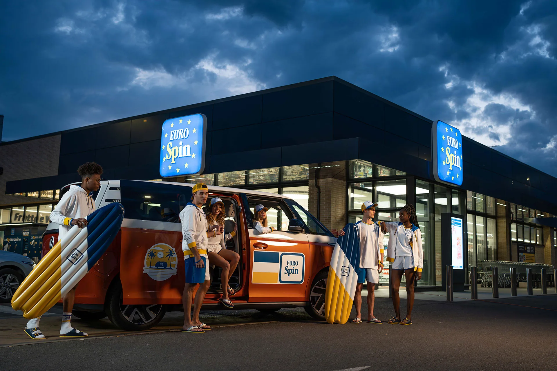 Crew dei modelli Surfing Eurospin davanti a un punto vendita Eurospin