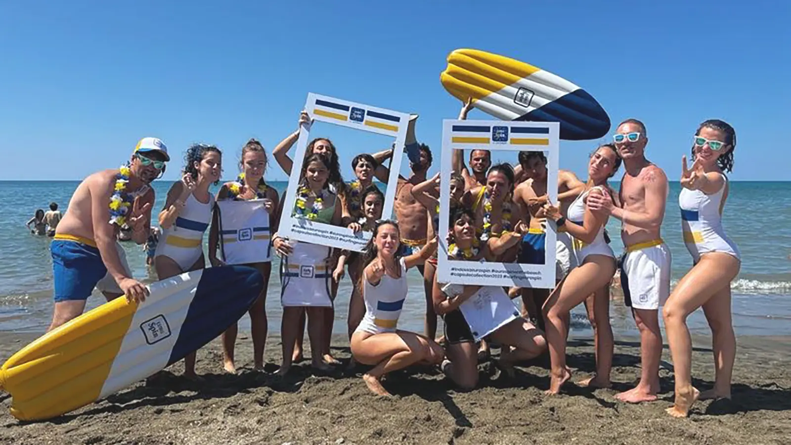 Crew del tour estivo Surfing Eurospin sulla spiaggia
