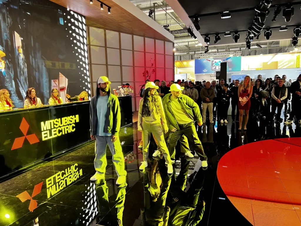 Performance live allo stand Mitsubishi Electric durante MCE 2026