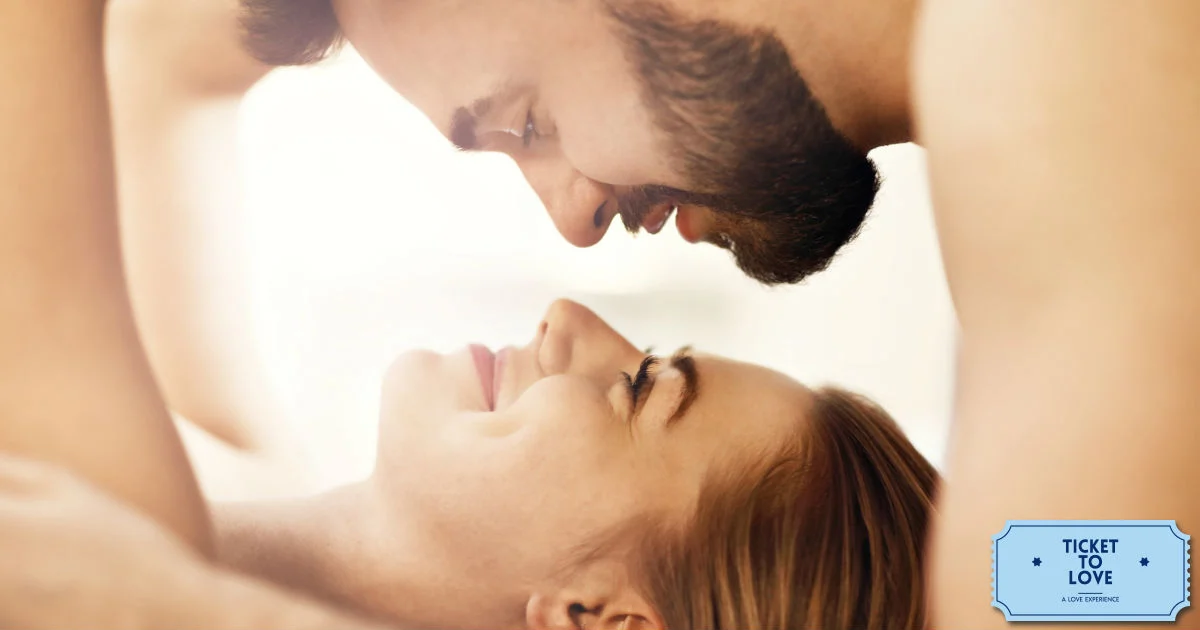 Sguardi innamorati nella campagna Ticket to Love