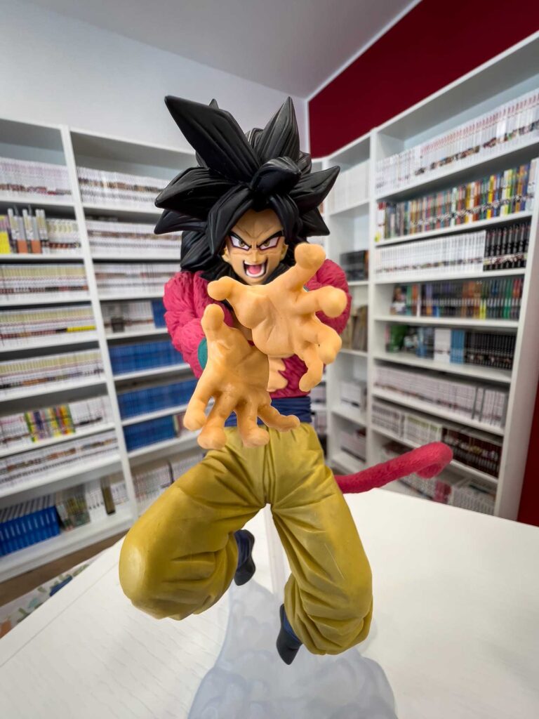 Action figure anime in posa tra gli scaffali di una fumetteria