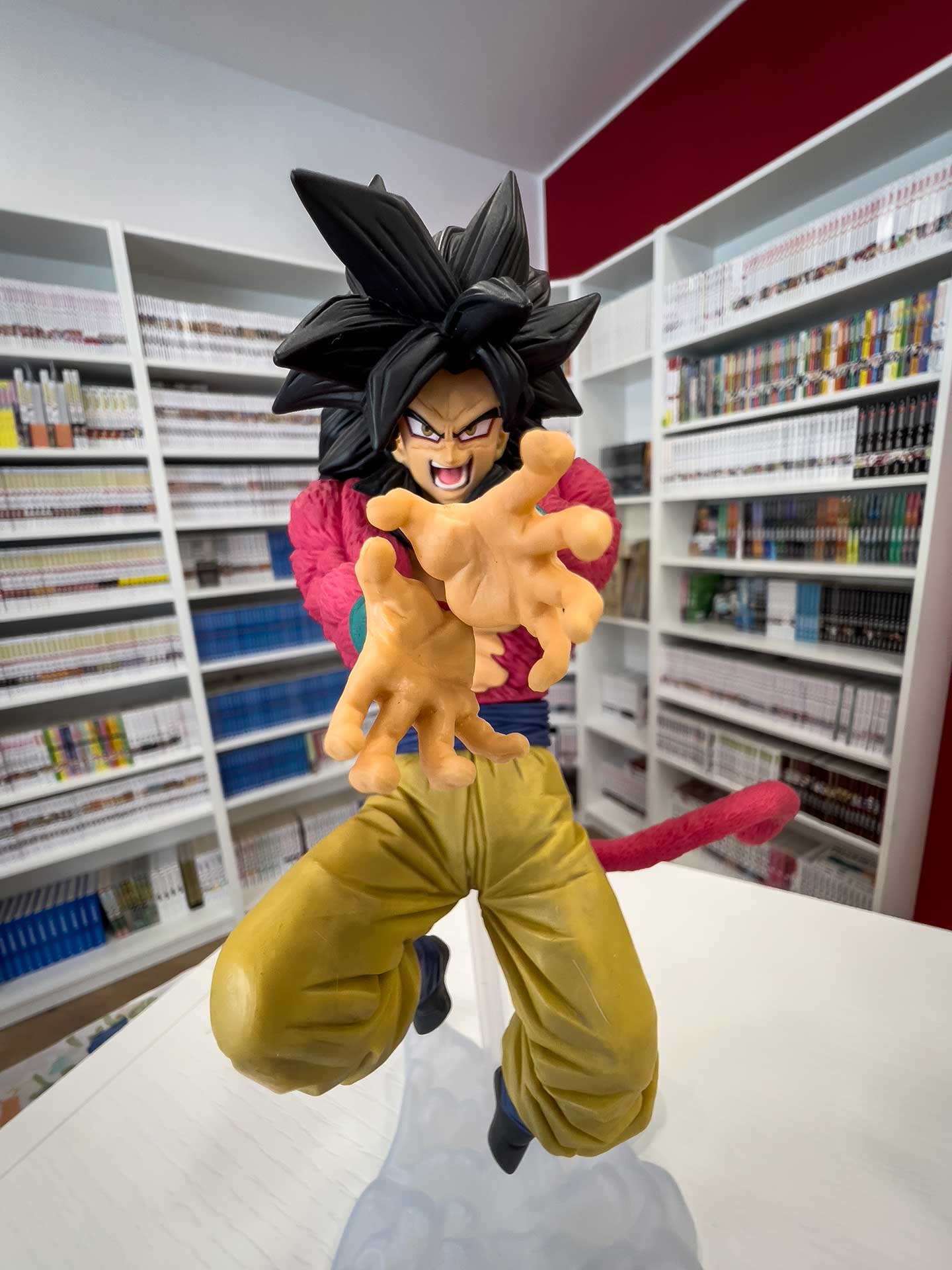 Action figure anime in posa tra gli scaffali di una fumetteria