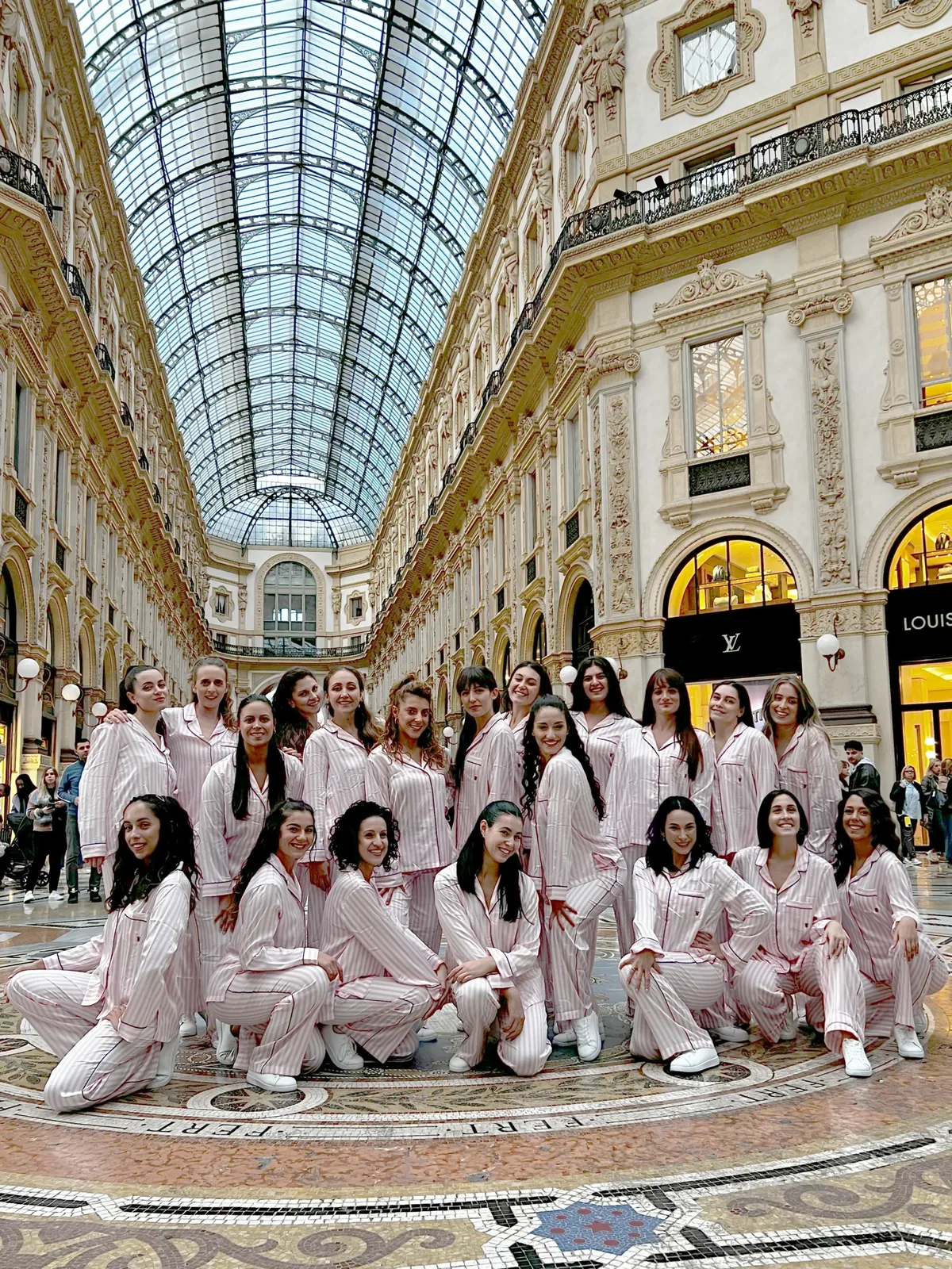 Performer del progetto Victoria’s Secret nella Galleria Vittorio Emanuele II a Milano