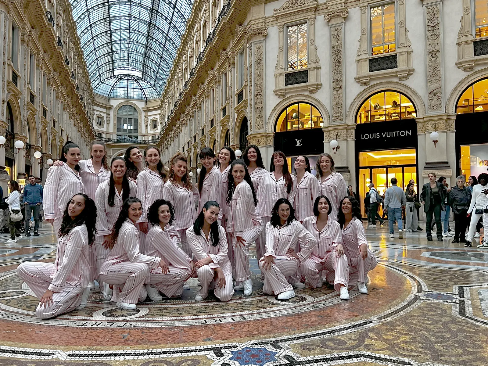 Victoria’s Secret — Milano diventa una passerella inattesa