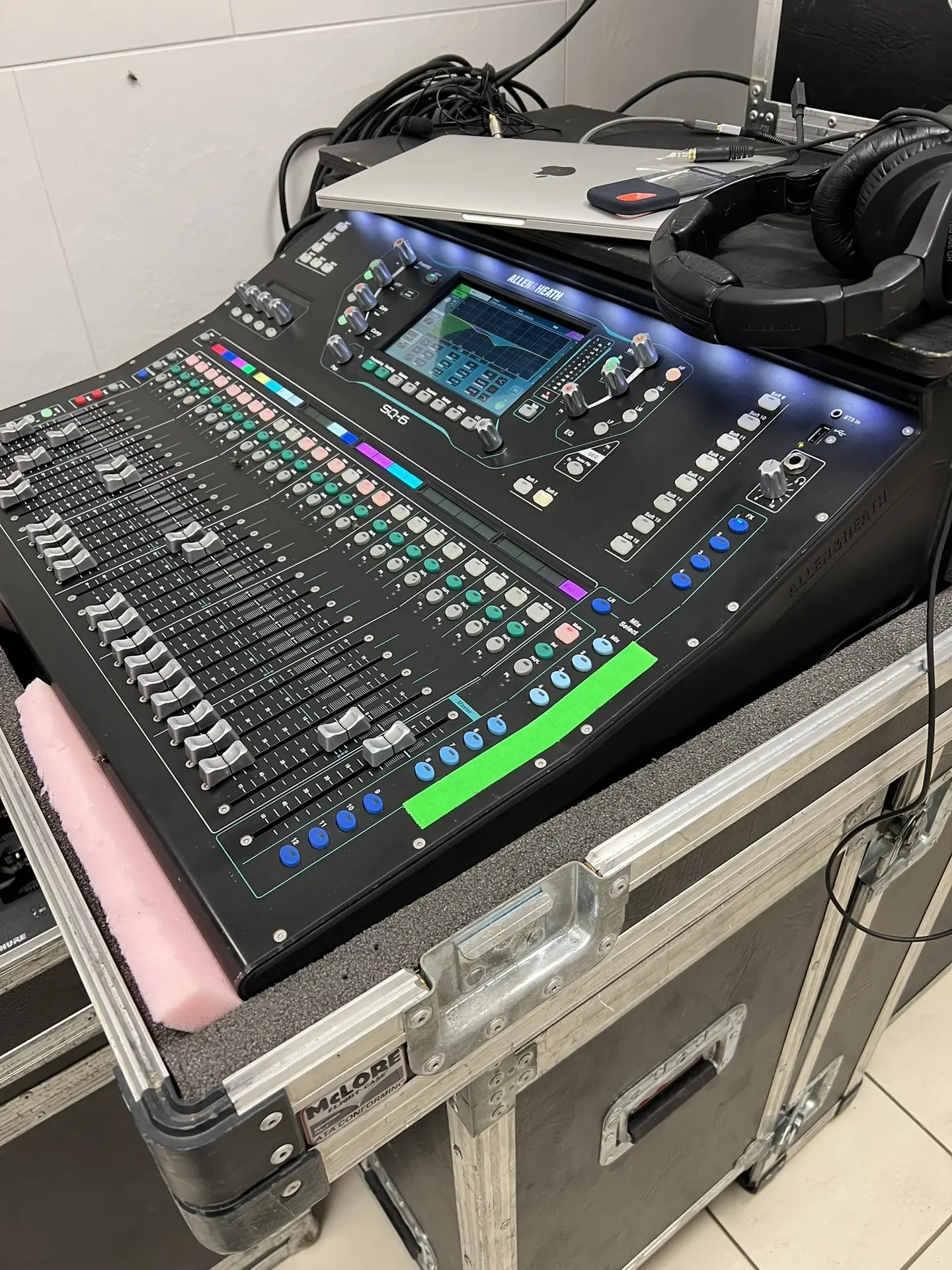 Mixer digitale della regia tecnica del tour Famila.