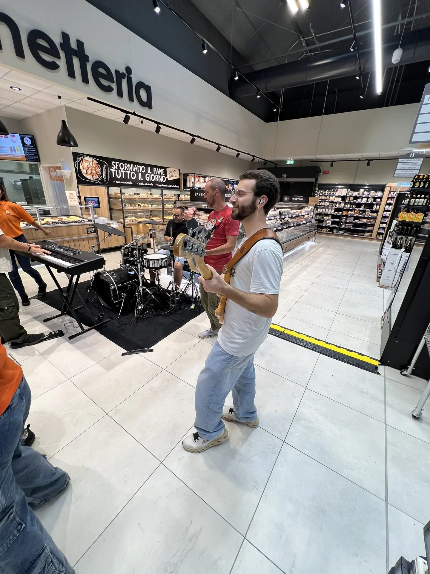 Musicista in movimento durante una performance completamente wireless.
