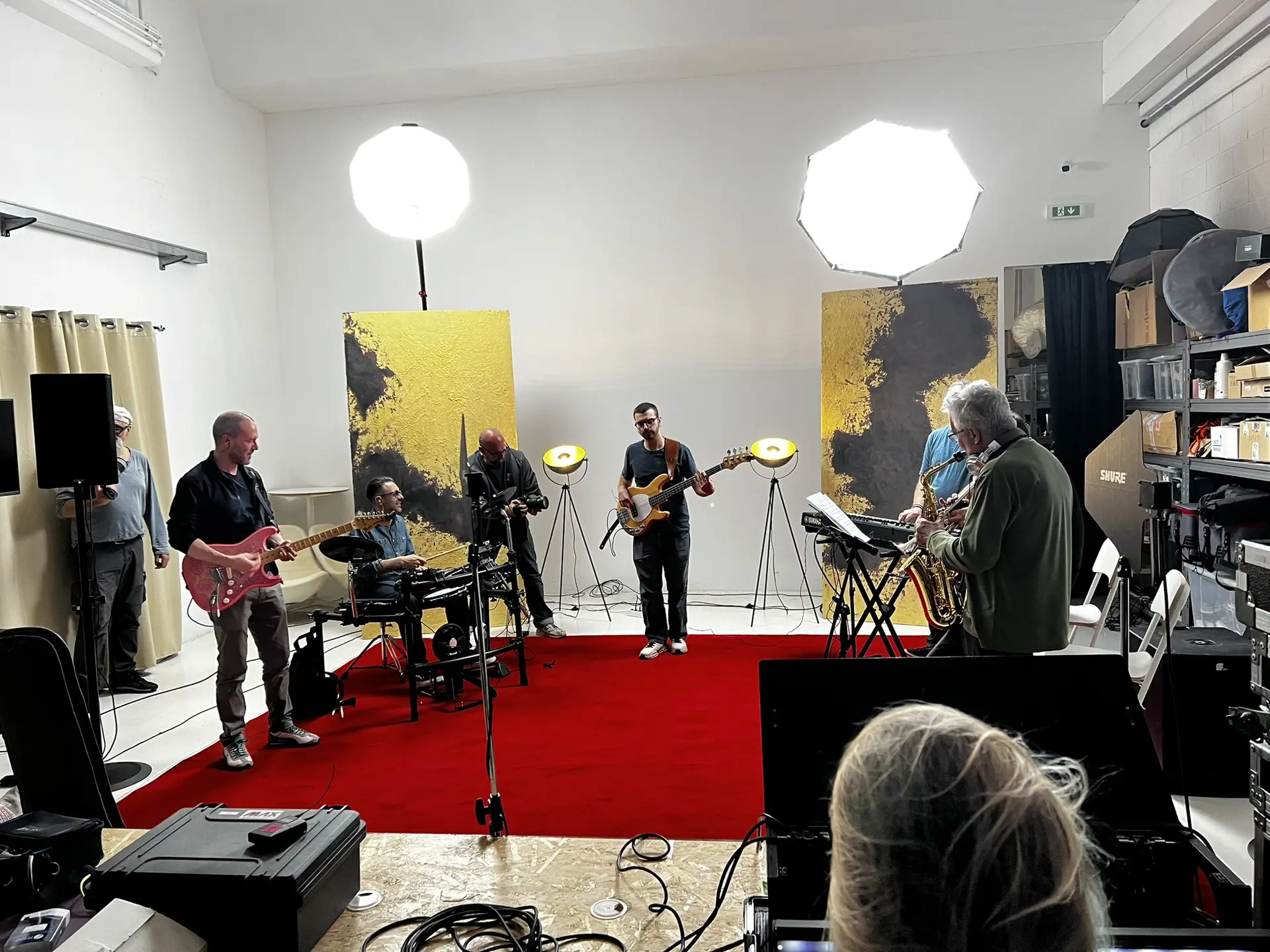 Prove degli otto musicisti prima della performance nel punto vendita Famila.