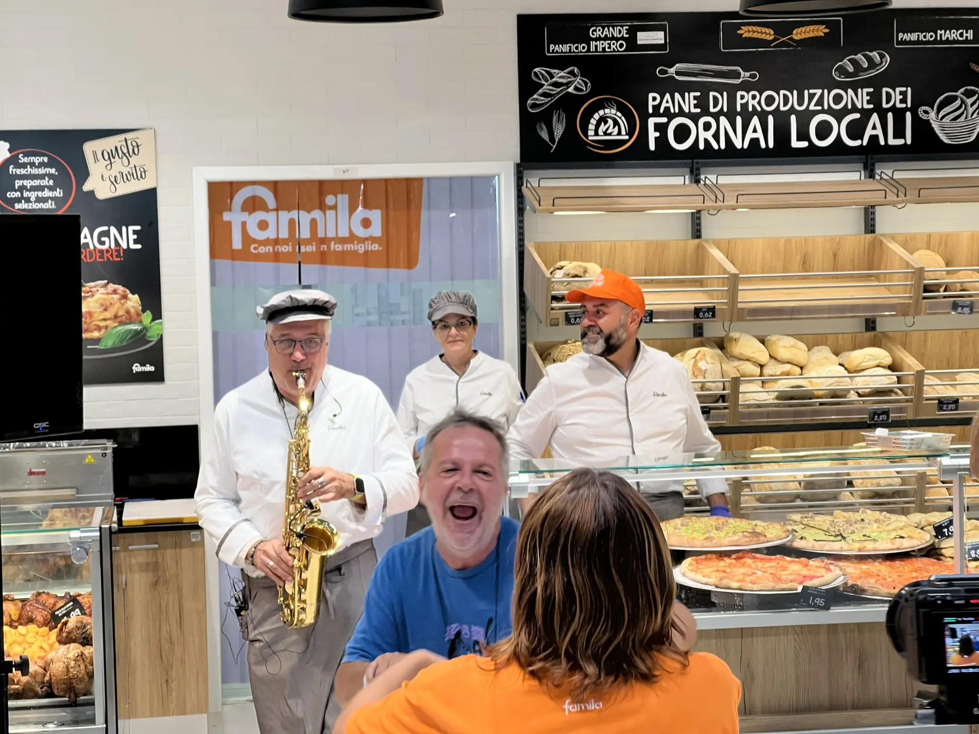 Il pubblico assiste alla performance live nel punto vendita Famila.