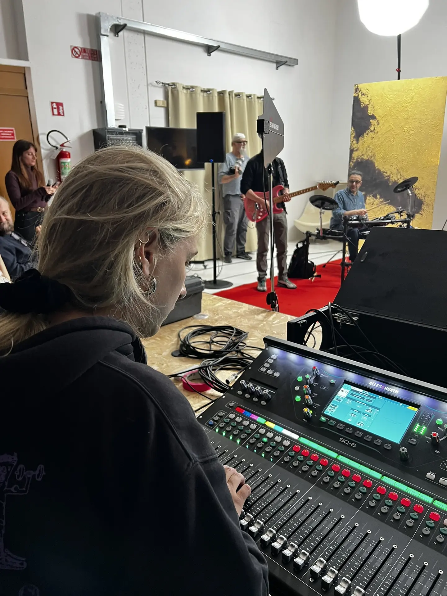Regia audio allestita in uno spazio riservato del supermercato.